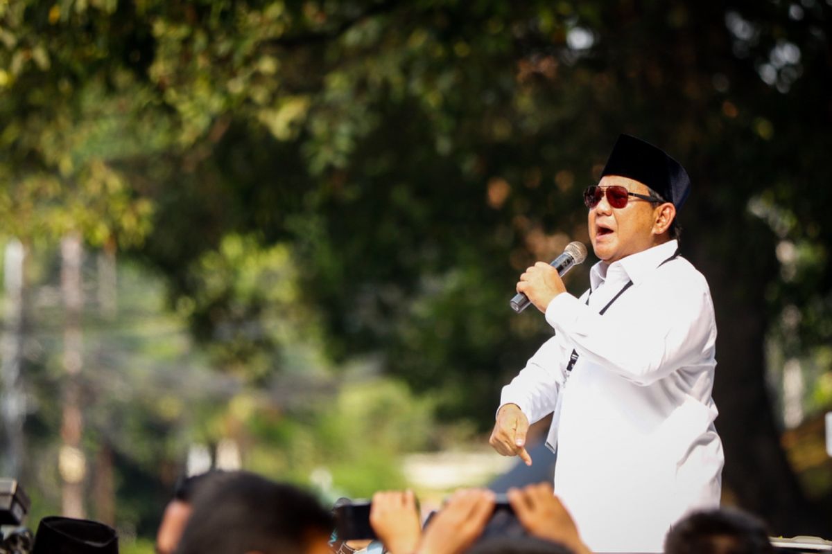 Calon presiden Prabowo Subianto melakukan orasi untuk para pendukungnya seusai mendaftarkan dirinya di Gedung KPU RI, Jakarta, Jumat (10/8/2018). Pasangan Prabowo-Sandi secara resmi mendaftar sebagai calon presiden dan wakil presiden tahun 2019-2024.