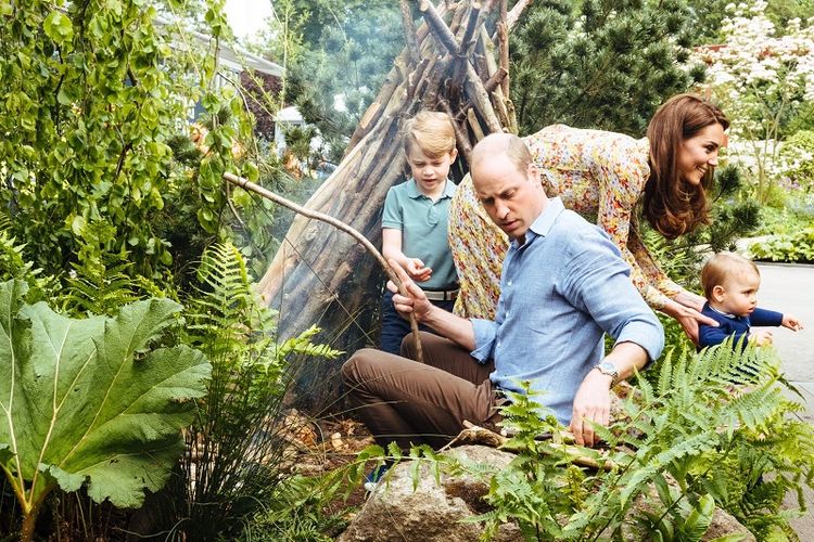 Pangeran William dan Kate mengajak anak-anak mereka bermain di taman untuk mendorong keluarga di Inggris agar menghabiskan waktu di luar ruangan bersama anak-anak. (Twitter/MATT PORTEOUS/KENSINGTON PALACE)