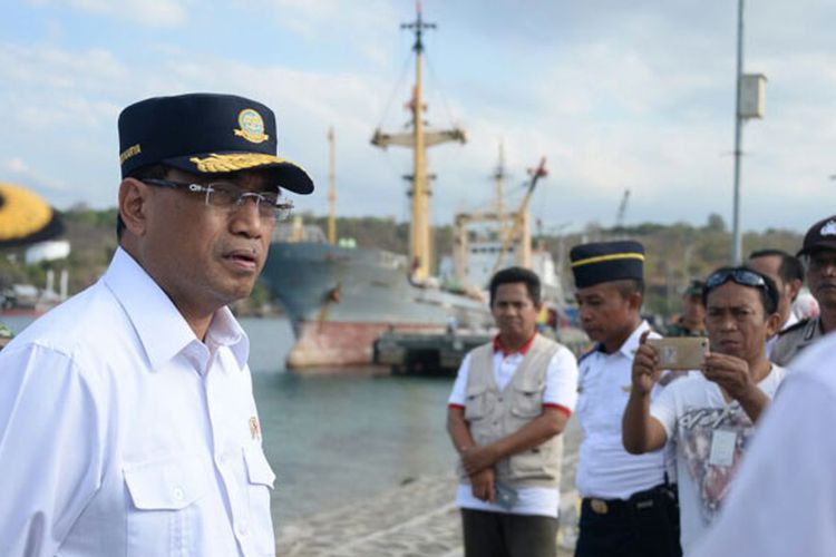 Menhub Budi Karya Sumadi berkunjung ke Pelabuhan Laut Badas di Sumbawa Besar, NTB, Minggu (26/8/2018). Kemenhub melakukan beberapa tahap persiapan guna mendukung acara pariwisata maritim bertaraf internasional yaitu Sail Moyo Tambora 2018 yang akan dilaksanakan September 2018.
 






