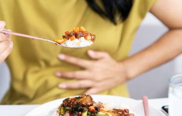 ilustrasi penyebab asam lambung karena makanan pedas.