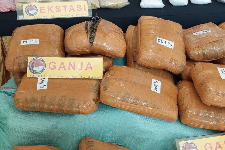 Pengungkapan temuan Satuan Reserse Narkoba Polres Metro Jakarta Barat terkait peredaran narkotika jenis ganja seberat 137 kilogram, di Mapolres Jakarta Barat, Kamis (28/7/2022).