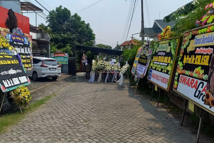 suasana rumah duka, nampak karangan bunga dari mantan menteri Nuhadjir Effendy dan politisi senior Akbar Tandjung, Kamis (14/11/2024)