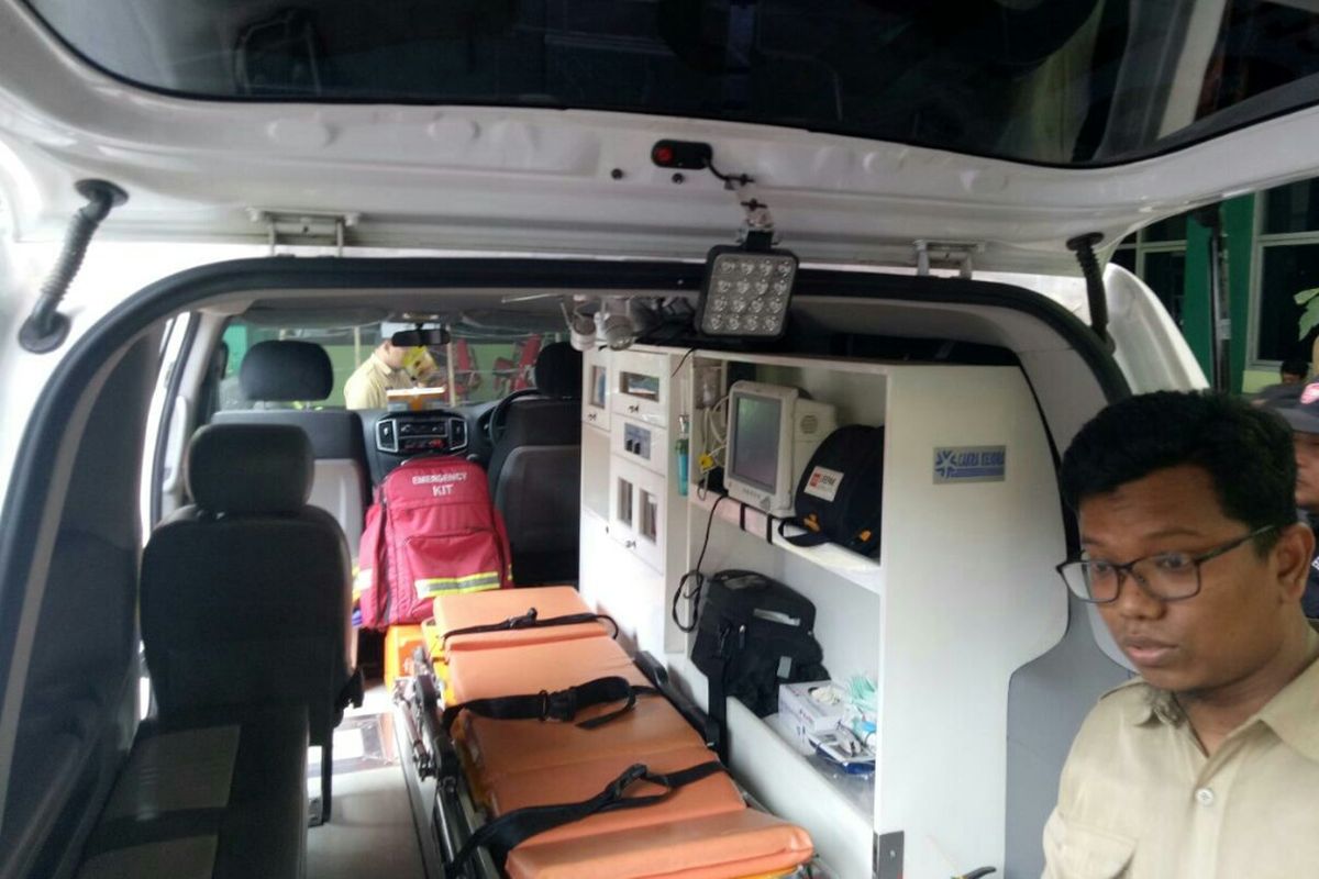 Kondisi dalam ambulans yang tidak diperkenankan membawa jenazah Husein di puskesmas Cikokol Tangerang. 
