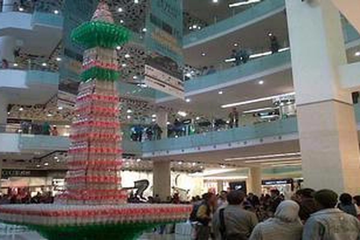 Replika Monas terbesar terbuat dari botol plastik di Gandaria City, Rabu (17/8/2011).