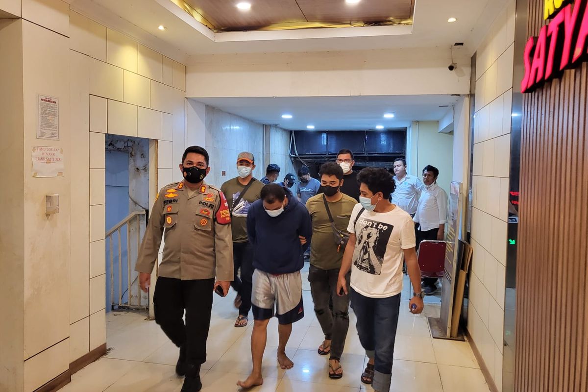Polisi menangkap pelaku penusuk anggota TNI AD berinisial B. 