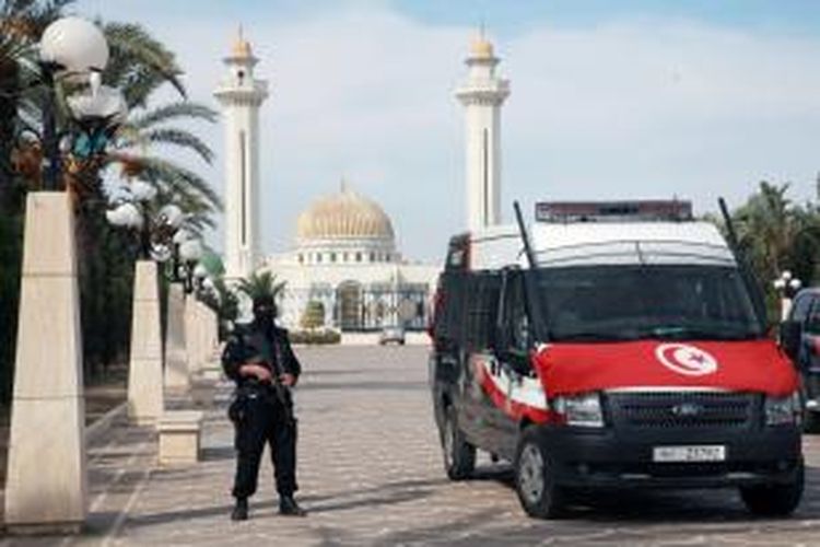 Polisi Tunisia berjaga di lokasi makam pejuang kemerdekaan Habib Bourguiba yang nyaris diledakkan seorang pemuda berusia 18 tahun yang kini ditahan aparat keamanan.