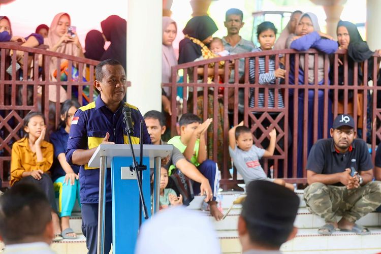 Menteri ESDM, Bahlil Lahadalia saat kunjungannya ke Posko Penanganan Bencana di Desa Blang Panjo, Kabupaten Bireuen, Aceh pada Selasa (2/12/2025). Ia mengatakan bahwa koordinasi lintas sektor menjadi hal yang krusial agar pemenuhan kebutuhan dasar masyarakat terdampak dapat berlangsung lebih cepat.