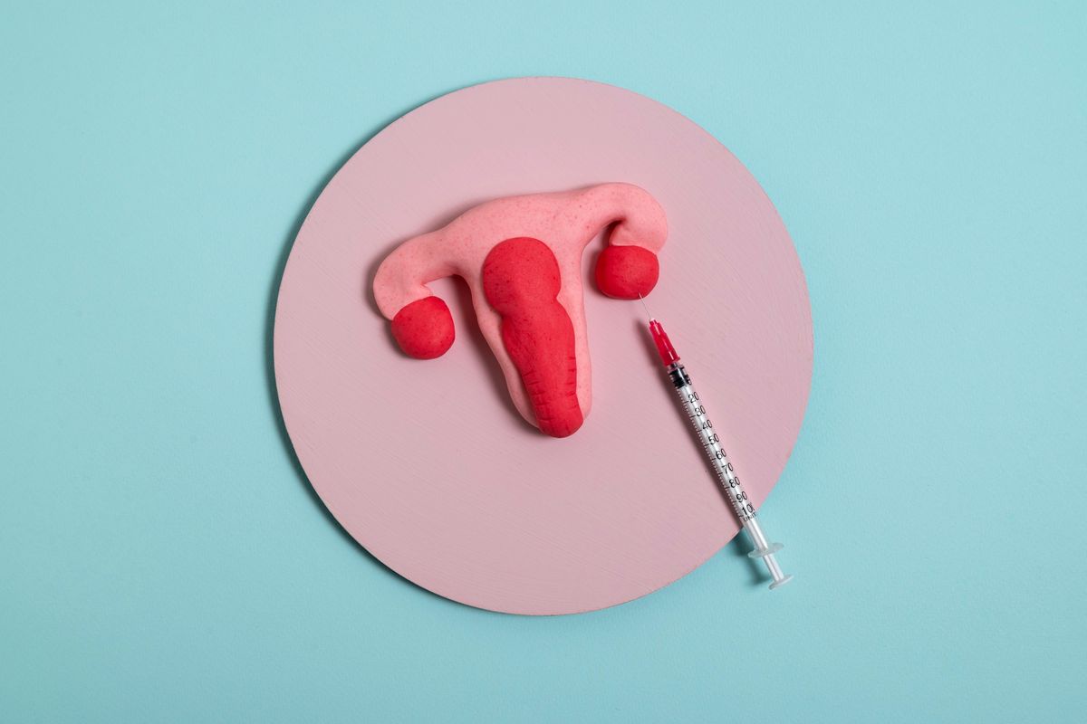 Deteksi dini lewat pap smear dan vaksinasi HPV adalah langkah penting untuk mencegah kanker serviks sejak awal. 