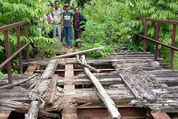 Jembatan rusak, penghubung dua dusun di Desa Lae Rambong, Kecamatan Silima Punggapungga, Kabupaten Dairi, butuh perbaikan karena jalur transportasi vital bagi warga, Selasa (25/9/2018).