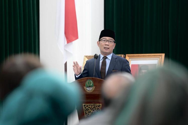 Gubernur Jawa Barat Ridwan Kamil saat menghadiri pelantikan pengurus Pergubi DPD Jabar, di Aula Barat Gedung Sate Bandung, Sabtu (11/12/21).