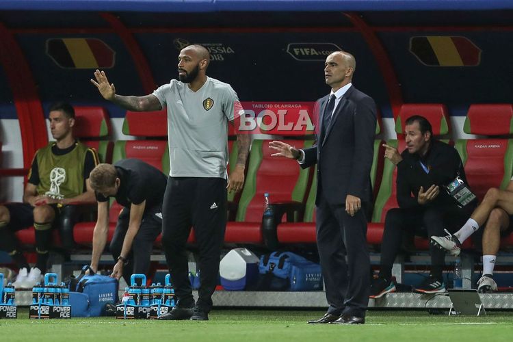 Pelatih timnas Belgia, Roberto Martinez (kanan) dan asistennya, Thierry Henry (kiri), memberi instruksi pada laga perempat final Piala Dunia 2018 di Kazan Arena, Kazan, pada 6 Juli 2018.