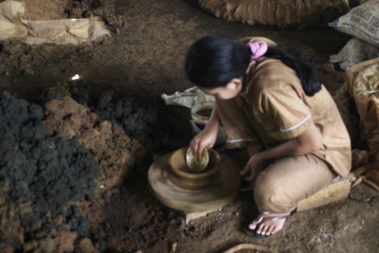 Rani Anjani (22), gadis asal Cianjur, Jawa Barat, saat mengerjakan proses pembuatan cobek. Rani bertekad meneruskan usaha keluarganhya yang diwariskan secara turun temurun ini.