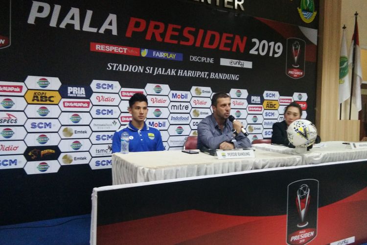 Gelandang Persib Kim Kurniawan bersama Pelatih Persib Miljan Radovic, saat berbicara kepada awak media usai laga kontra PS Tira-Persikabo di Stadion Si Jalak Harupat, Kabupaten Bandung, Sabtu (2/3/2019).