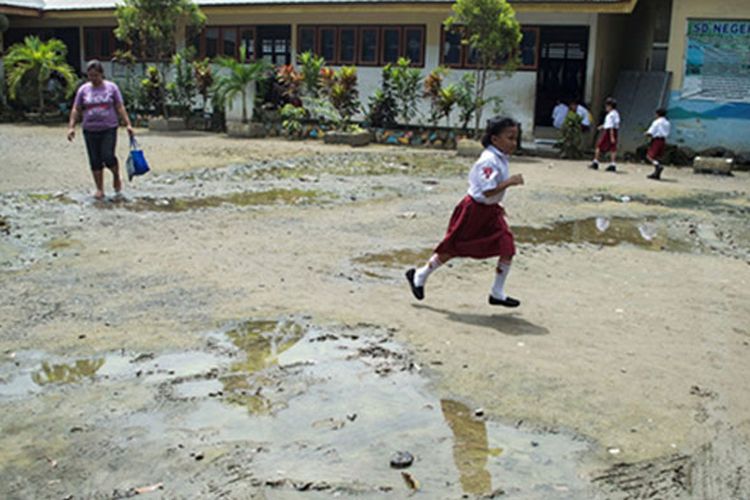 Sekolah Dasar Negeri 47 Manado yang terletak di Jalan Getsmani, Kota Manado, Sulawesi Utara merupakan salah satu sekolah yang berada dalam ancaman banjir ketika musim hujan tiba. Seorang siswi nampak berlarian di tengah kondisi lapangan yang becek.