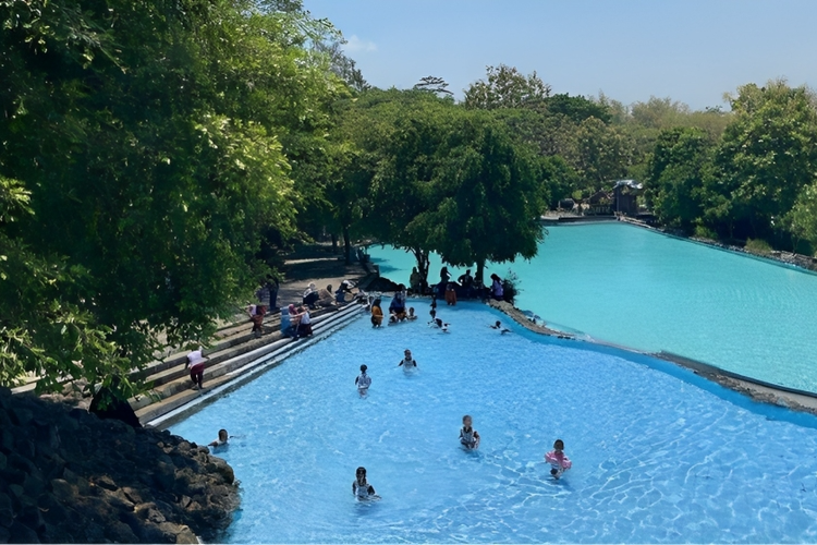 Sejumlah pengunjung berenang di kolam anak Umbul Siblarak, Kabupaten Klaten, Jawa Tengah pada Kamis (5/10/2023).