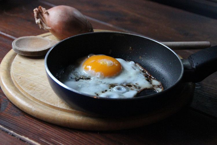 Beda Manfaat Wajan Teflon Antilengket dan Stainless Steel