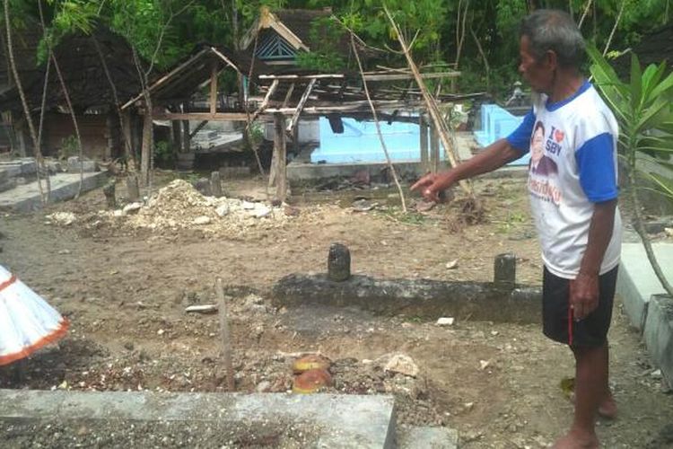 Wasiman (70), Juru Kunci Makam di Dusun Toboyo, saat menunjukan lokasi penemuan dan tempat jenazah kembali dimakamkan
