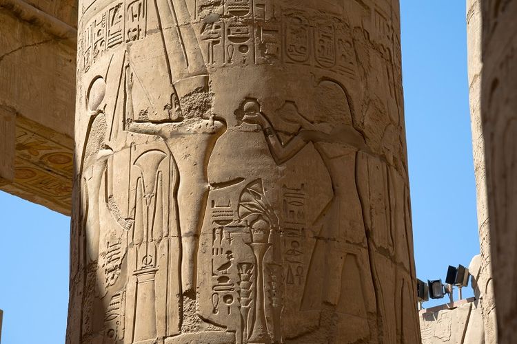Gambar dewa kesuburan Mesir kuno, Min pada sebuah kolom di Karnak, Luxor, Mesir.