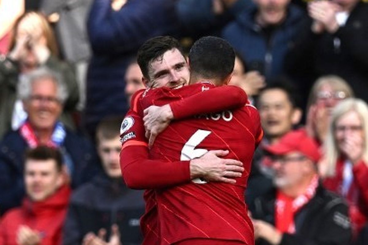 Bek Liverpool Andrew Robertson merayakan gol ke gawang Everton dalam laga lanjutan Liga Inggris musim 2021-2022 di Stadion Anfield pada Minggu (24/4/2022) malam WIB.