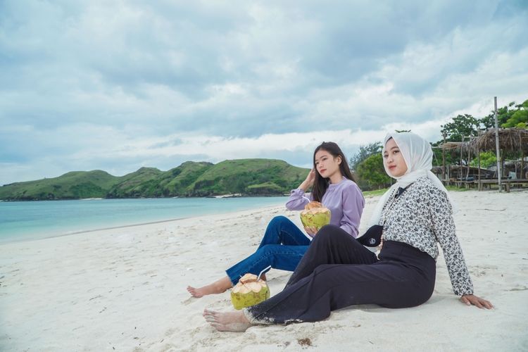 Tempat wisata bernama Pantai Tanjung Aan di Kabupaten Lombok Tengah, Nusa Tenggara Barat (dok. GoMandalika.com | Dinas Pariwisata dan Kebudayaan Lombok Tengah)