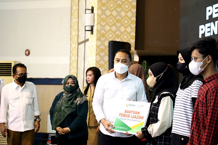 Wali Kota Surabaya Eri Cahyadi dan Baznas menebus ijazah 729 pelajar jenjang SMA sederajat dari 25 sekolah di Kota Surabaya, Jawa Timur, Selasa (14/6/2022).