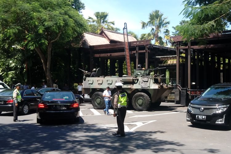 Panser Anoa berjaga di depan St Regis jelang kedatangan raja Salman di Bali Sabtu (4/3/2017)