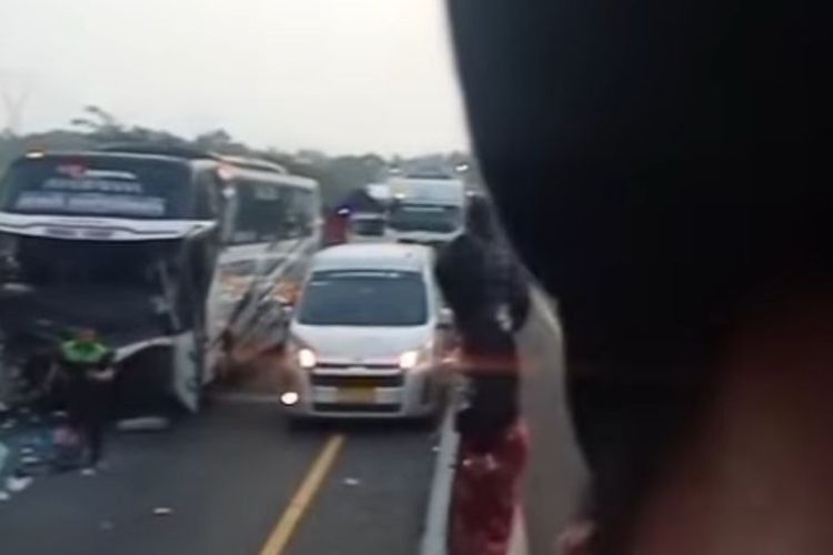 Kecelakaan Bus Bonek di Pekalongan, Adu Banteng dengan Mobil, Satu Tewas