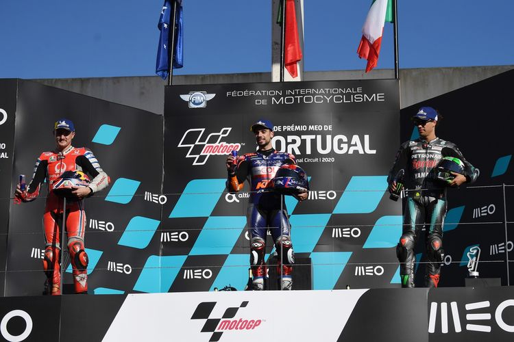 Hasil Seri Portugal MotoGP 2020, Minggu (22/11/2020), pebalap Red Bull KTM Tech 3 Miguel Oliveira memenangi balapan seri ini, disusul Jack Miller dari Pramac di posisi kedua, dan Morbidelli dari Petronas Yamaha SRT di posisi ketiga. 