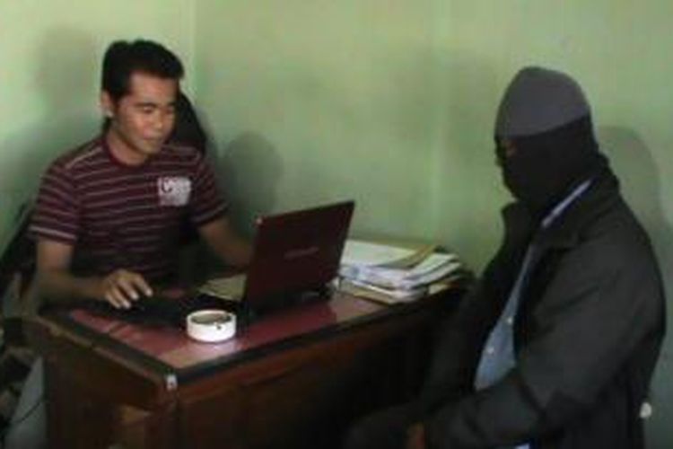 Penyidik Polres Palangkaraya memeriksa tersangka pembobol ATM