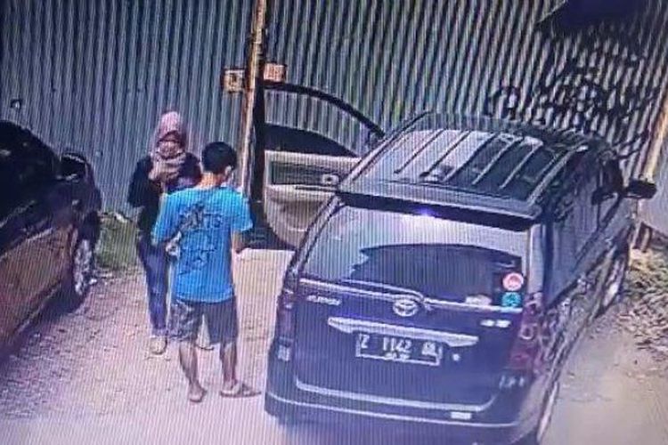 Tangkapan layar kamera CCTV di lokasi penemuan jenazah bayi, SMK Bhati Mandiri, Jalan Bintara IX, Bintara, Bekasi Barat pada Selasa (13/7/2021)
