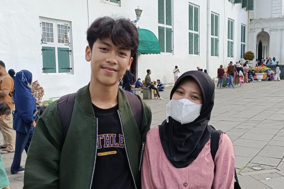 Rifa dan Kayla, sejoli asal Rangkasbitung yang memilih pergi ke Kota Tua pada H+4 Hari Raya Lebaran atau tepatnya pada Selasa (25/4/2023). Mereka menjadikan Kota Tua sebagai destinasi karena penasaran dengan apa yang ada di Kota Tua.