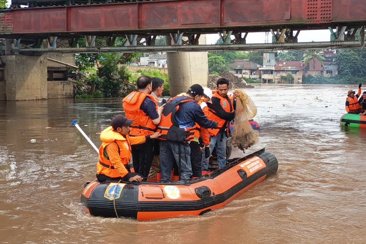 Naik Perahu Karet, Walkot Jaktim Turun Langsung Jaring Ikan Sapu-sapu di Ciliwung