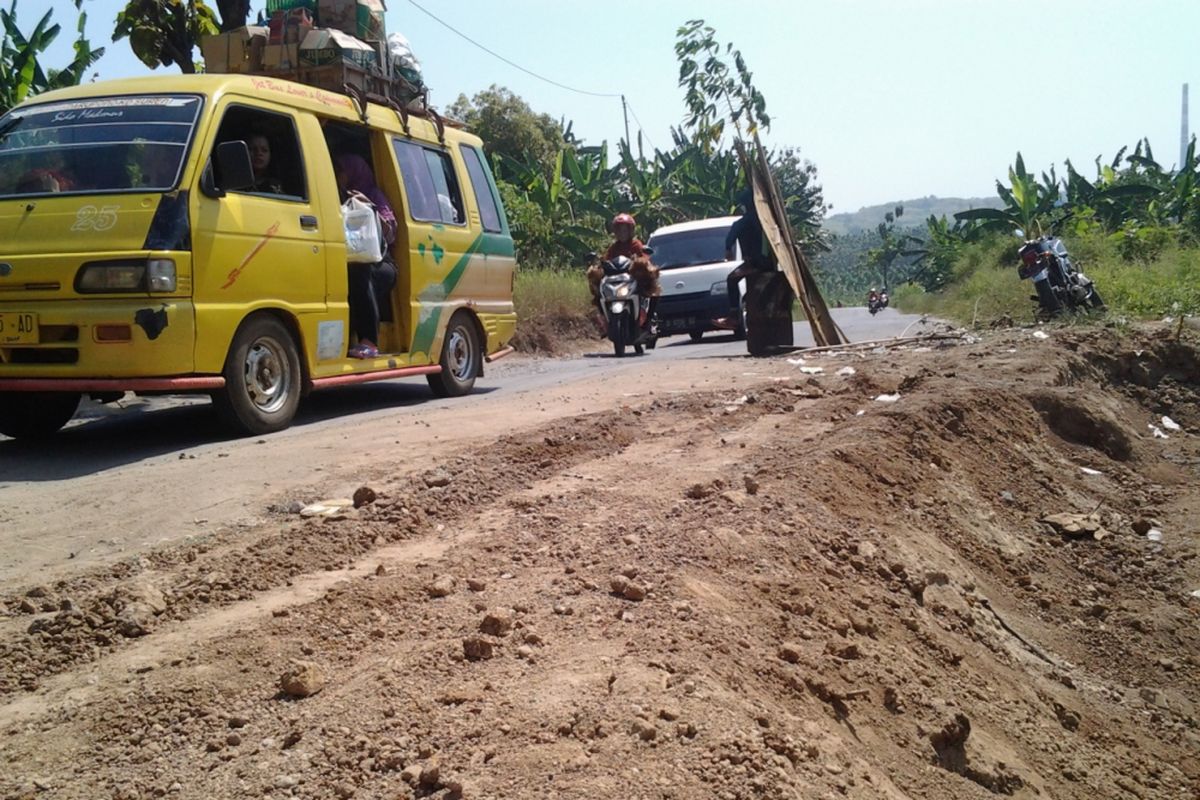 Jalan alternatif Kendal-Ungaran di desa Darupono Kaliwungu Selatan yang sedang diperbaiki. 