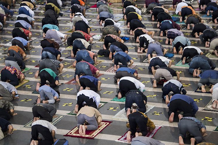 Umat Islam melaksanakan shalat Jumat berjamaah dengan menerapkan jaga jarak di Masjid Pusdai, Bandung, Jawa Barat, Jumat (5/6/2020). Masjid Pusdai mulai menggelar pelaksanaan ibadah shalat jumat berjamaah dengan menerapkan protokol kesehatan secara ketat menjelang penerapan tatanan hidup normal baru di tengah pandemi COVID-19.