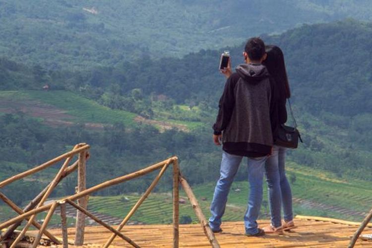 Panenjoan terletak sekitar 17 Km dari pusat Kota Purwakarta, Jawa Barat.