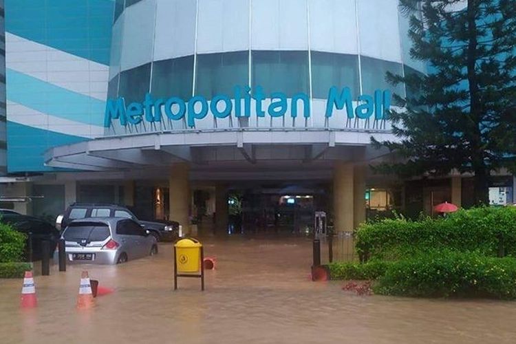 Metropolitan Mal Bekasi tergenang banjir.