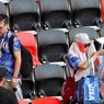 Alasan di Balik Suporter Jepang Selalu Bersihkan Sampah di Stadion