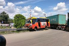 Bus Mekar Mulya Tabrak Pembatas Rel di Simpang Joglo Kota Solo, Bemper Depan Alami Ringsek