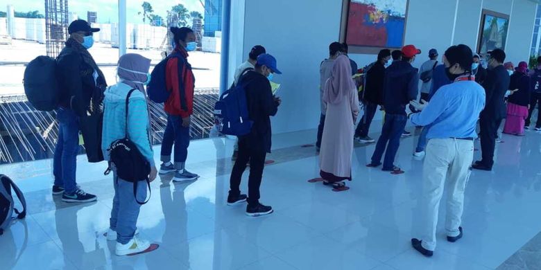 Penumpang AirAsia dari Kuala Lumpur yang tiba di Bandara Lombok, Kamis (2/7/2020).