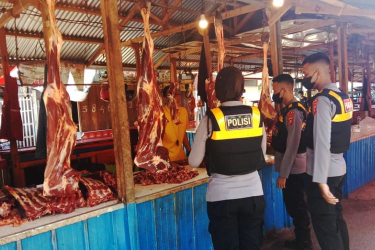 Personil Direktorat Samapta Polda Gorontalo saat melakukan patroli di pedagang daging di Pasar Sentral kota Gorontalo.