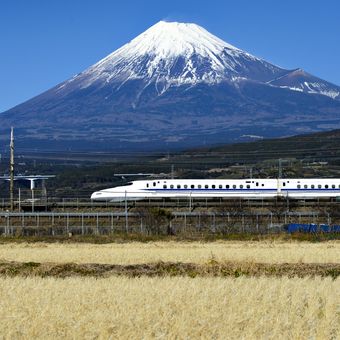 ILUSTRASI - Shinkansen dengan latar Gunung Fuji
