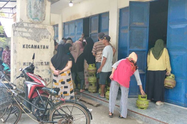 LPG 3 Kg Langka di Tuban, Warga Terpaksa Masak Pakai Kayu Bakar
