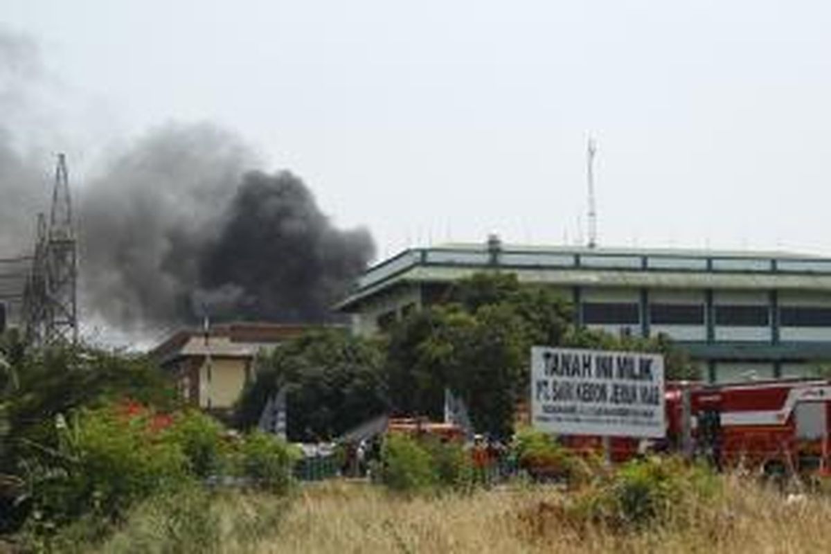 Petugas pemadam kebakaran berusaha memadamkan api yang melahap Gardu Induk PLN, di Kembangan, Jakarta Barat, Rabu (2/9/2015).