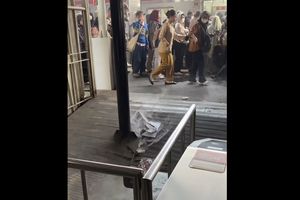 Ponsel Terbakar di KRL Stasiun Rawa Buntu, Asap Mengepul Bikin Penumpang Panik