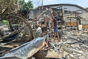 Pedagang di Kalibata Kais Puing Warung yang Terbakar: Cari Barang Sisa untuk Dijual