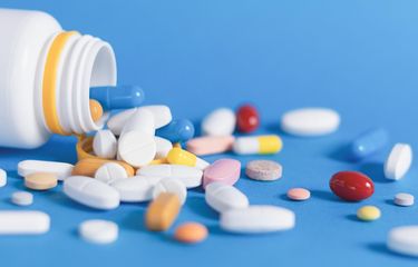 Konsumsi obat pereda nyeri jangka panjang bisa menyebabkan gagal ginjal. Kenali gejalanya.