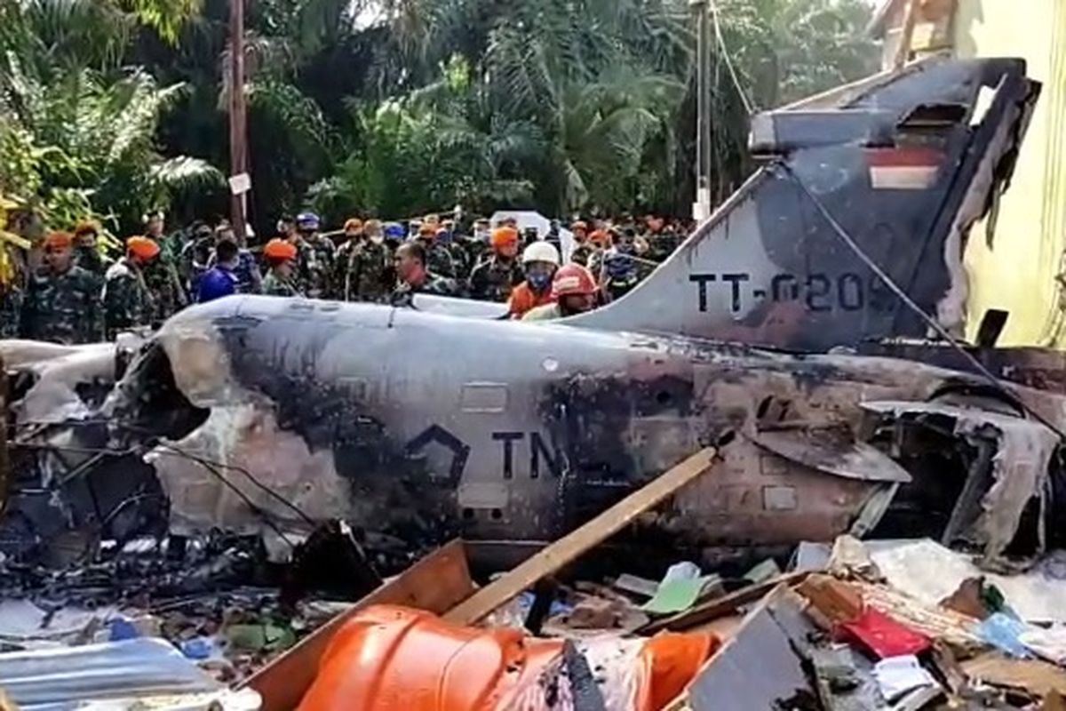 Indonesian Air Force Aircraft BAE Hawk 209 crashes into a residential area in Riau Province.  