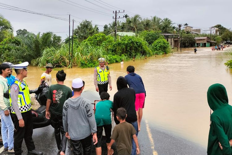 Banjir yang menggenangi jalan di Aceh Selatan, Selasa (21/11/2023).