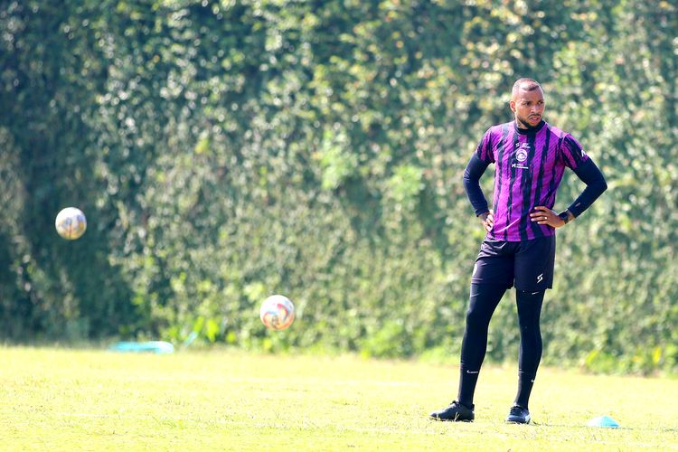 Pemain Arema FC Gustavo Almeida saat pemusatan latihan tim yang diadakan selama 3 hari di Lapangan Agro Kusuma Kota Batu, Jawa Timur, Senin (16/10/2023) pagi.