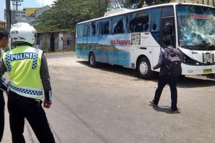 Bus yang ditumpangi suporter PSCS Cilacap menglami kerusakan